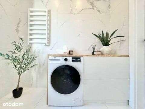 Nowy, elegancko wykończony dom, przy ścianie lasu