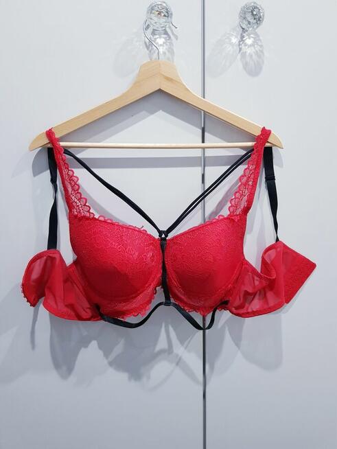 Biustonosz damski z ozdobnymi paseczkami