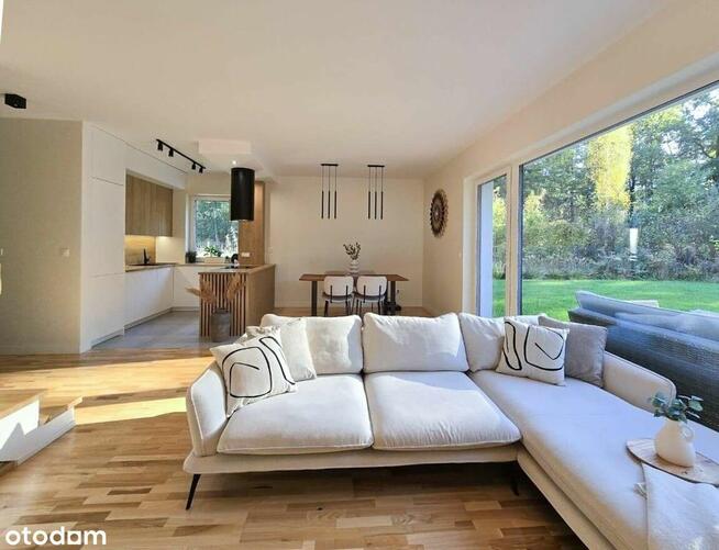 Nowy, elegancko wykończony dom, przy ścianie lasu