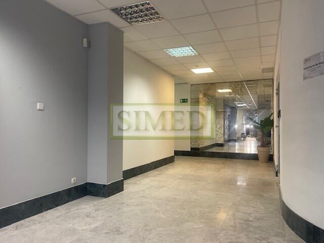 Otwarta przestrzeń,kuchnia, serwerownia ,parking .