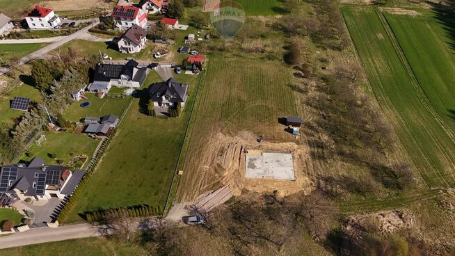 Szeroka działka budowlana 22 ary – Sanka