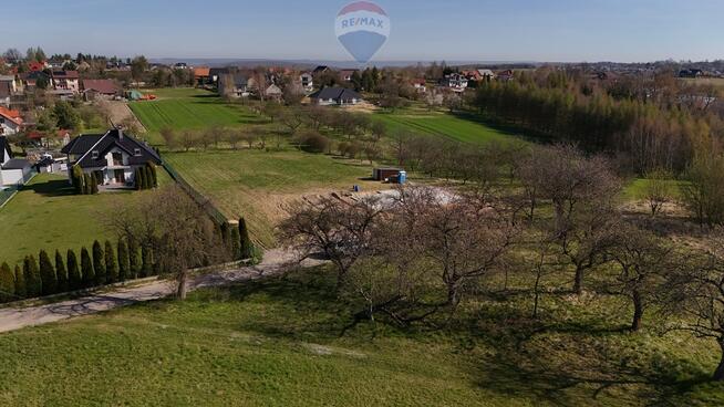 Szeroka działka budowlana 22 ary – Sanka