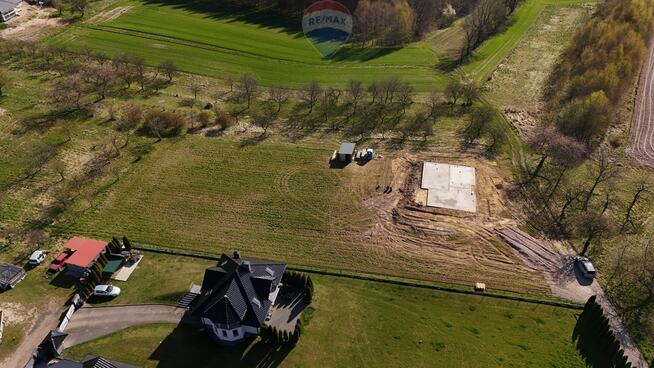 Szeroka działka budowlana 22 ary – Sanka