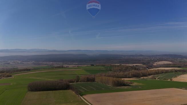 Szeroka działka budowlana 22 ary – Sanka