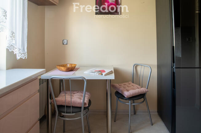 Piękne dwa pokoje na 2 piętrze z dużym balkonem.