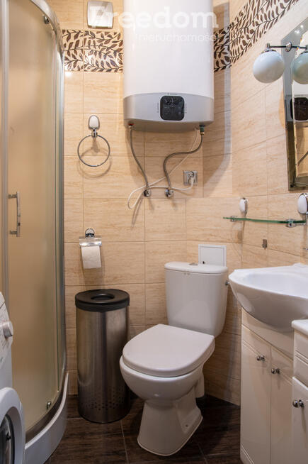 Piękne dwa pokoje na 2 piętrze z dużym balkonem.