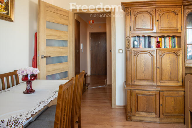 Piękne dwa pokoje na 2 piętrze z dużym balkonem.