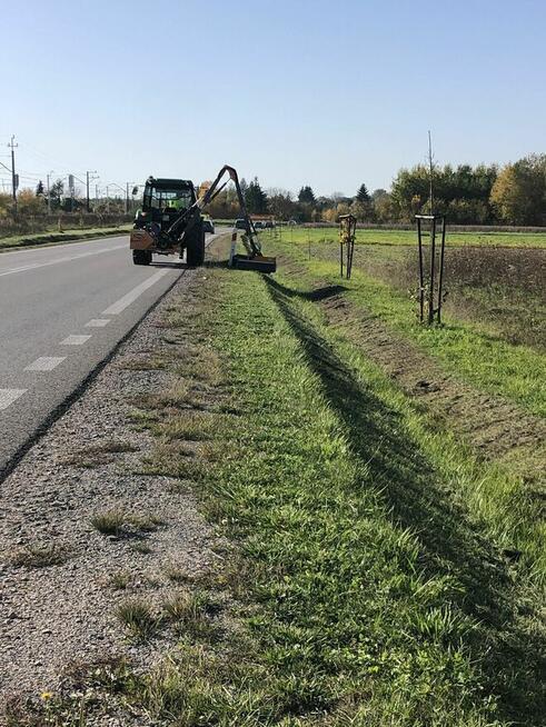 Operator ciągnika rolniczego z kosiarką