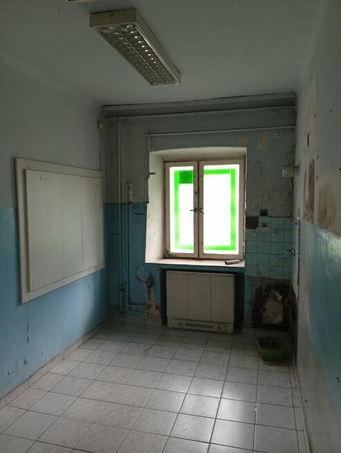 Duży lokal handlowo-usługowy. Parter, 3 wejścia, WC, witryny.