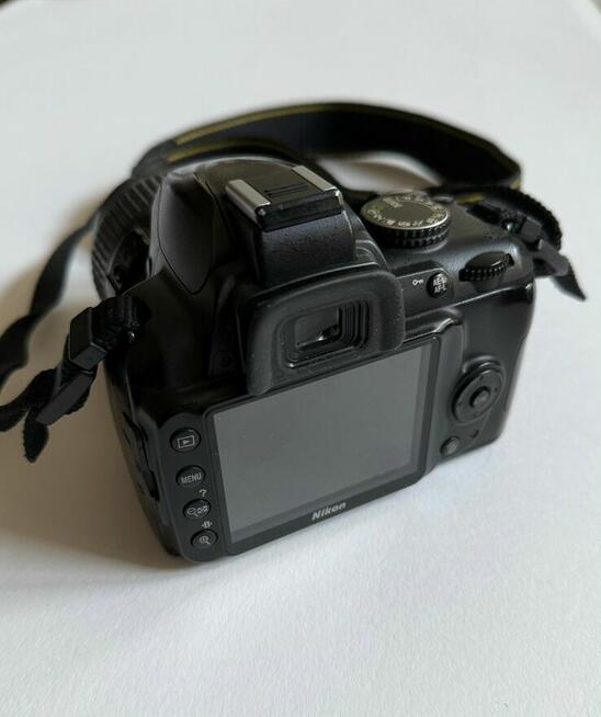Nikon D3000 + dwa obiektywy Nikkor DX AF-S 18-105 / 18-55
