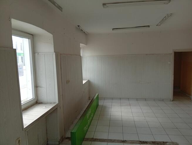 Duży lokal handlowo-usługowy. Parter, 3 wejścia, WC, witryny.