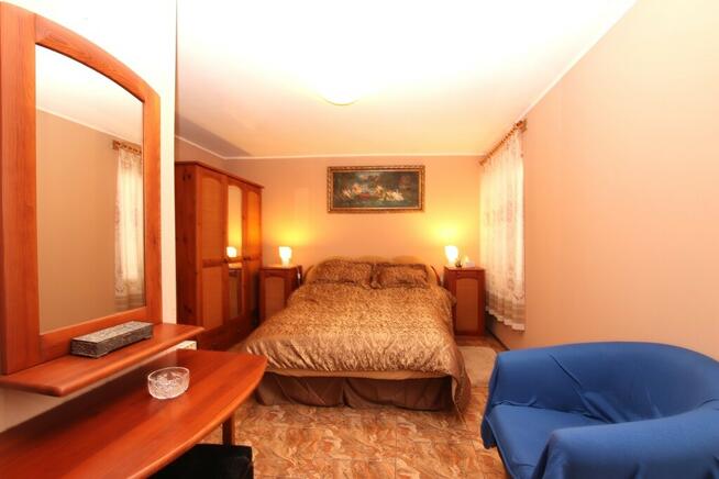 Dom z widokiem na pola, las