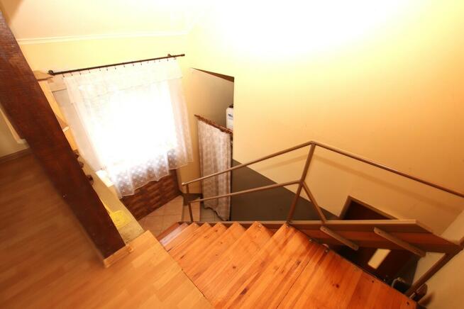 Dom z widokiem na pola, las