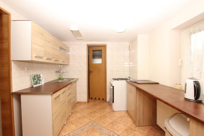 Dom z widokiem na pola, las