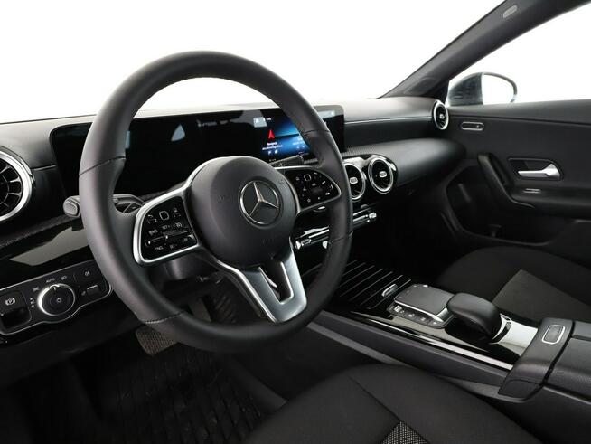 Mercedes CLA 200 automat full LED navi klima auto grzane fotele kamera i czujniki parko