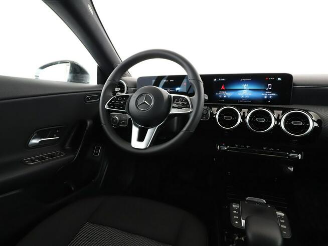 Mercedes CLA 200 automat full LED navi klima auto grzane fotele kamera i czujniki parko