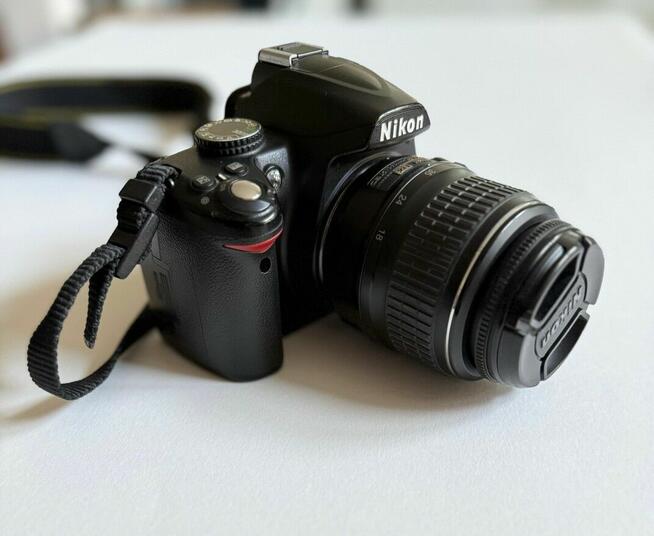 Nikon D3000 + dwa obiektywy Nikkor DX AF-S 18-105 / 18-55