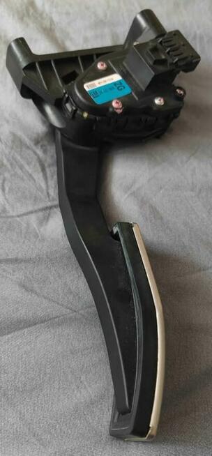 Pedał gazu potencjometr Opel Zafira B Astra 24427004