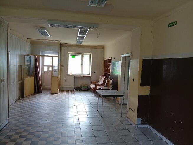 Duży lokal handlowo-usługowy. Parter, 3 wejścia, WC, witryny.