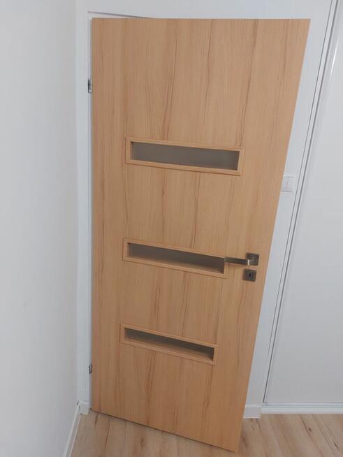 Drzwi wewnętrzne 80cm lewe, prawe oraz 70 łazienkowe prawe.