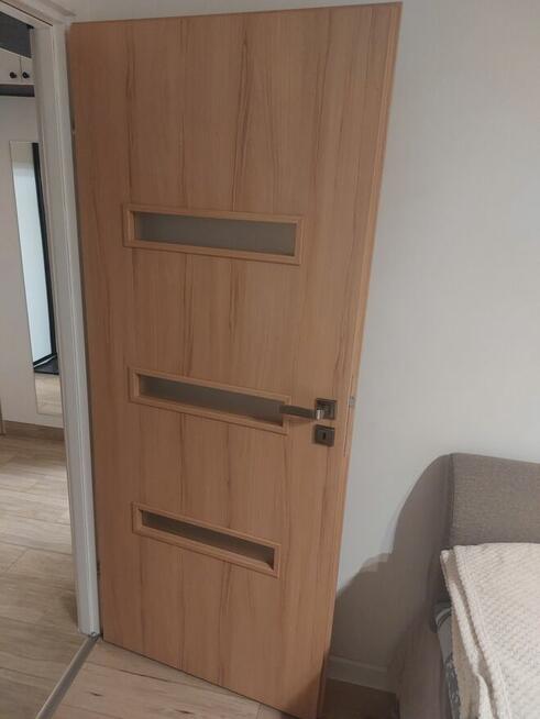 Drzwi wewnętrzne 80cm lewe, prawe oraz 70 łazienkowe prawe.