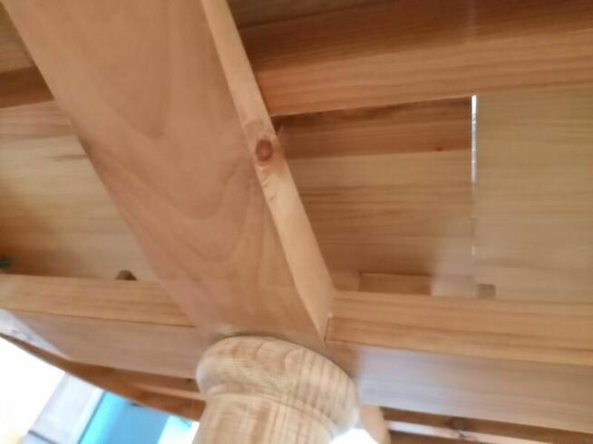 Sprzedam piękny stół z drewna piniowego