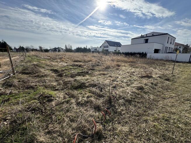 Przestronna działka w Baranowie z WZ- bezpośrednio
