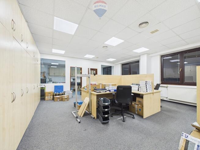 Całe piętro na wynajem, przestronna przestrzeń