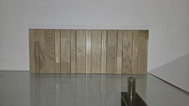 Solidny wieszak ścienny typu pianino