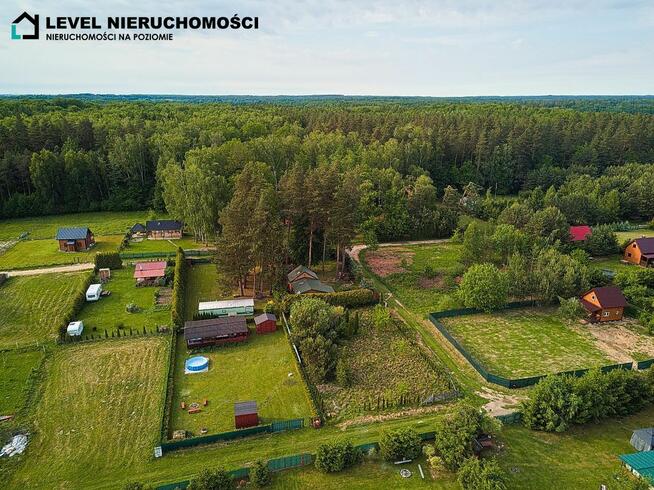 Działka nad jeziorem z domkiem