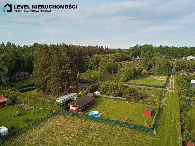 Działka nad jeziorem z domkiem