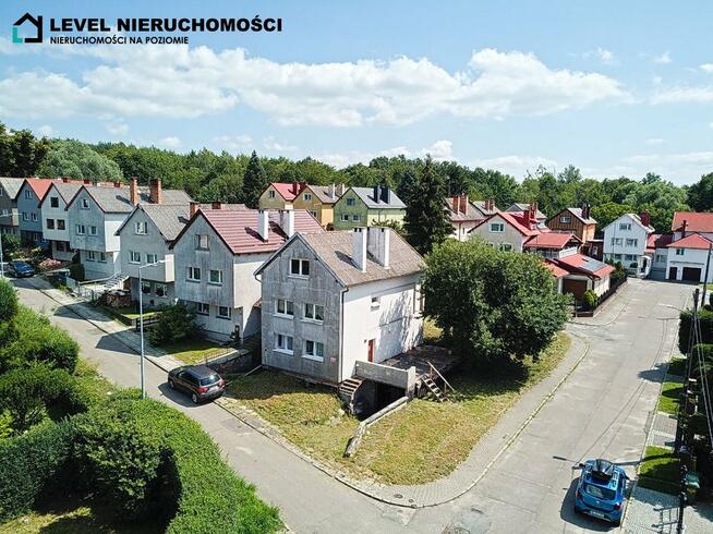 Dom skrajny w mieście