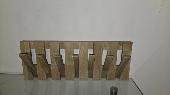 Solidny wieszak ścienny typu pianino