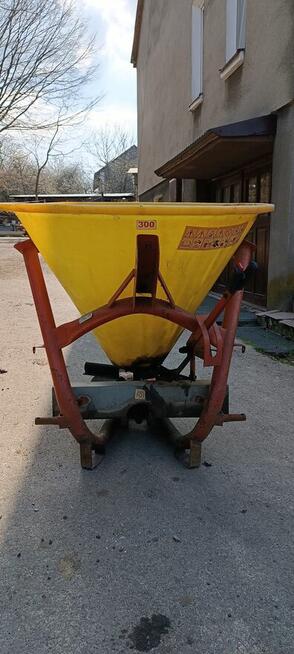 Rozsiewacz do nawozu.