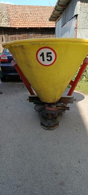 Rozsiewacz do nawozu.