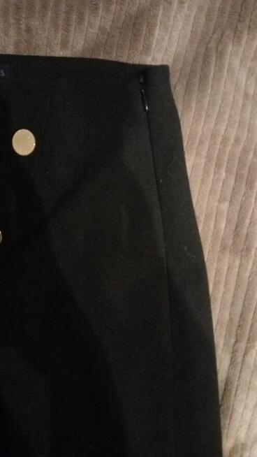 Spódniczka do kolan z ozdobnymi złotymi kółeczkami