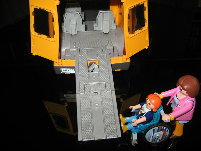 Zestawy: Playmobil City Life 6866 i 70049 z usterkami- opis