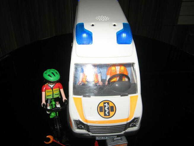 Zestawy: Playmobil City Life 6866 i 70049 z usterkami- opis