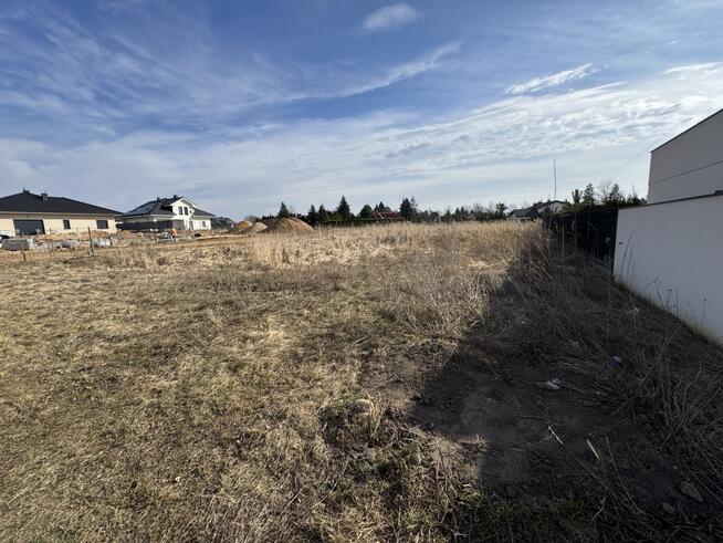 Przestronna działka w Baranowie z WZ- bezpośrednio