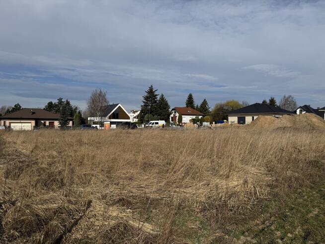 Przestronna działka w Baranowie z WZ- bezpośrednio