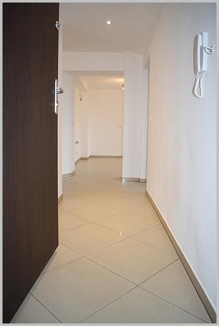 PIERWSZE PIĘTRO W BUDYNKU WIELORODZINNYM.