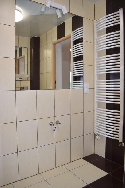 PIERWSZE PIĘTRO W BUDYNKU WIELORODZINNYM.