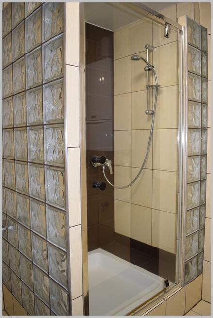 PIERWSZE PIĘTRO W BUDYNKU WIELORODZINNYM.