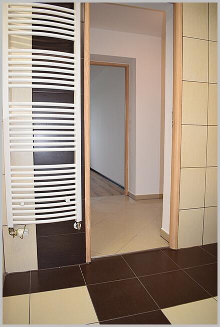 PIERWSZE PIĘTRO W BUDYNKU WIELORODZINNYM.