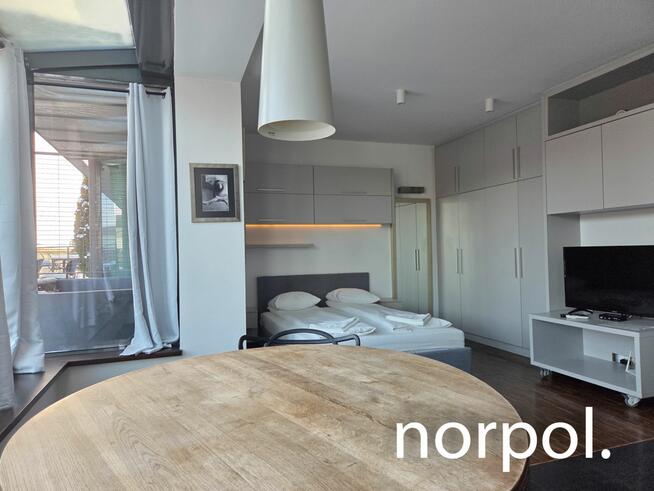 Mieszkanie z tarasem na ostatnim piętrze w Angel City, parking, klimatyzacja