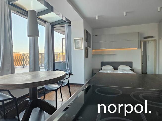 Mieszkanie z tarasem na ostatnim piętrze w Angel City, parking, klimatyzacja