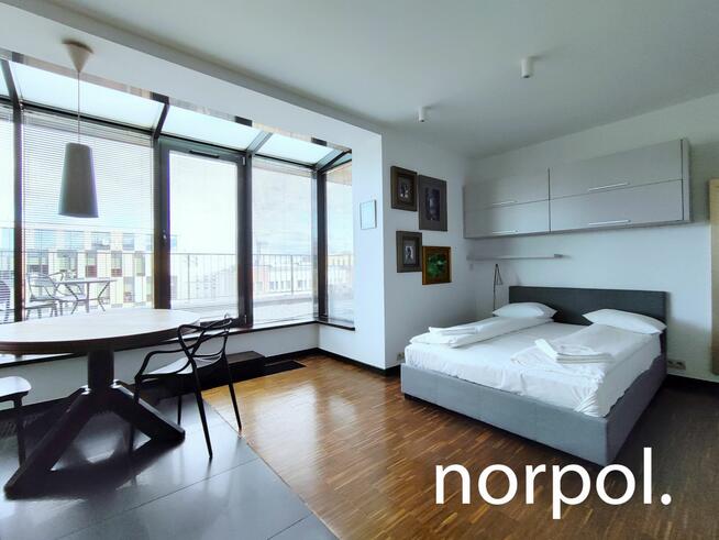 Mieszkanie z tarasem na ostatnim piętrze w Angel City, parking, klimatyzacja