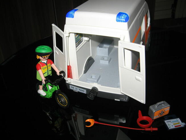 Zestawy: Playmobil City Life 6866 i 70049 z usterkami- opis