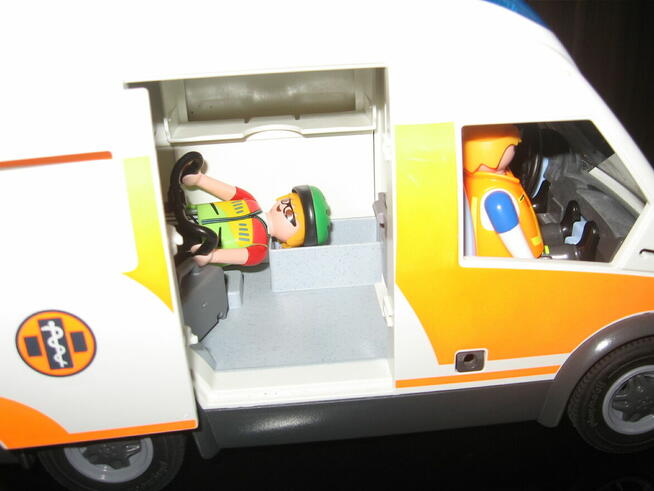 Zestawy: Playmobil City Life 6866 i 70049 z usterkami- opis