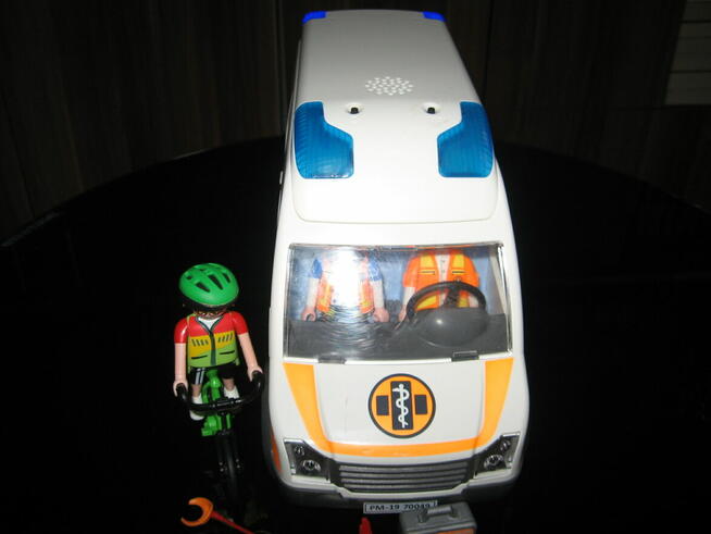 Zestawy: Playmobil City Life 6866 i 70049 z usterkami- opis